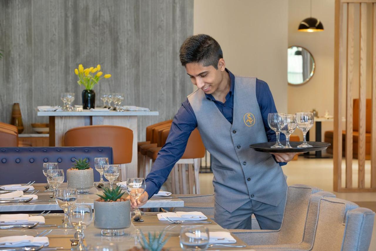 Voco Al Khobar By Ihg Hotel Екстериор снимка A waiter at work