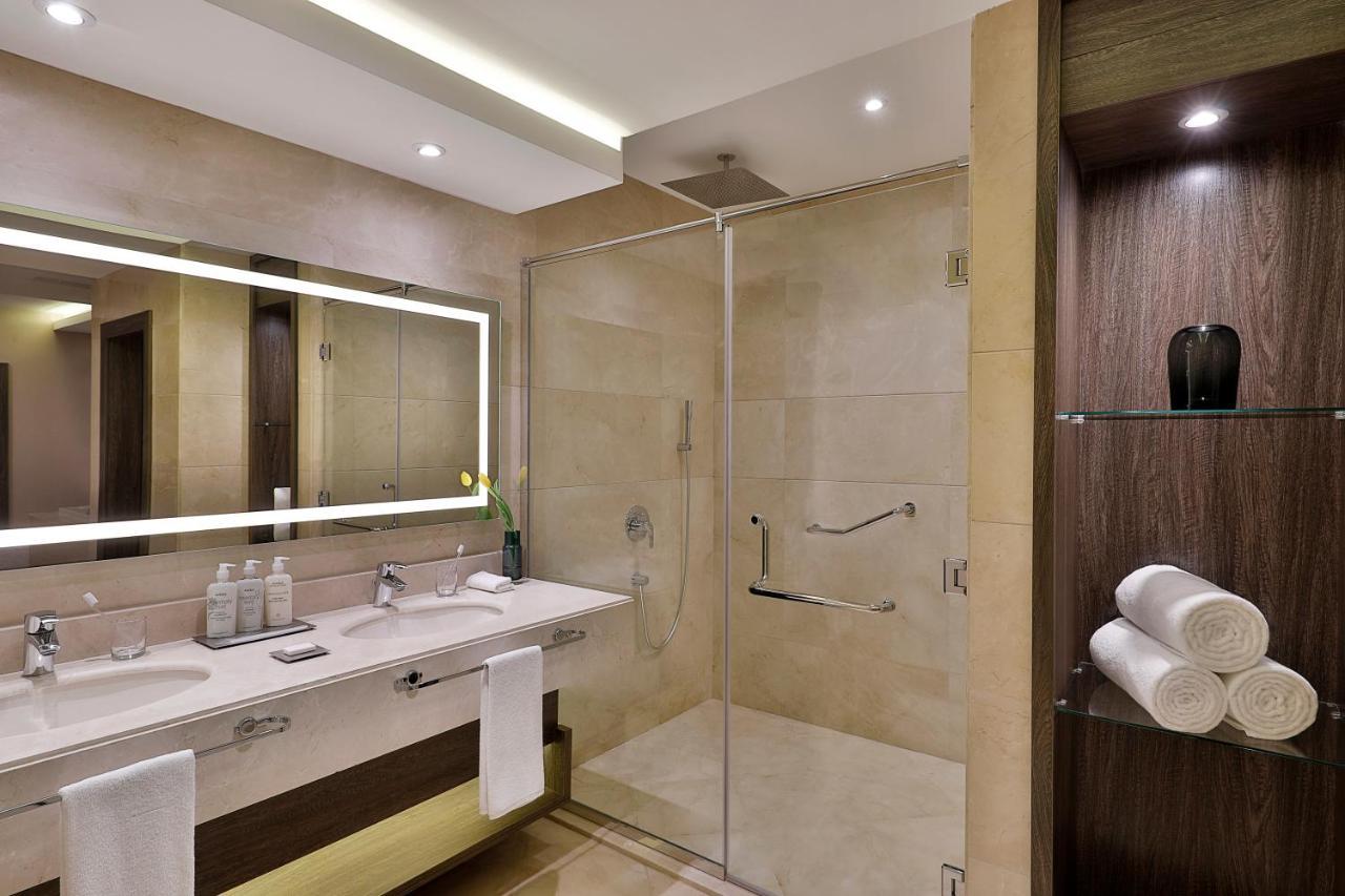 Voco Al Khobar By Ihg Hotel Екстериор снимка A shower enclosure